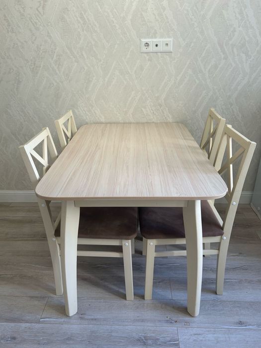 Стол со стульями