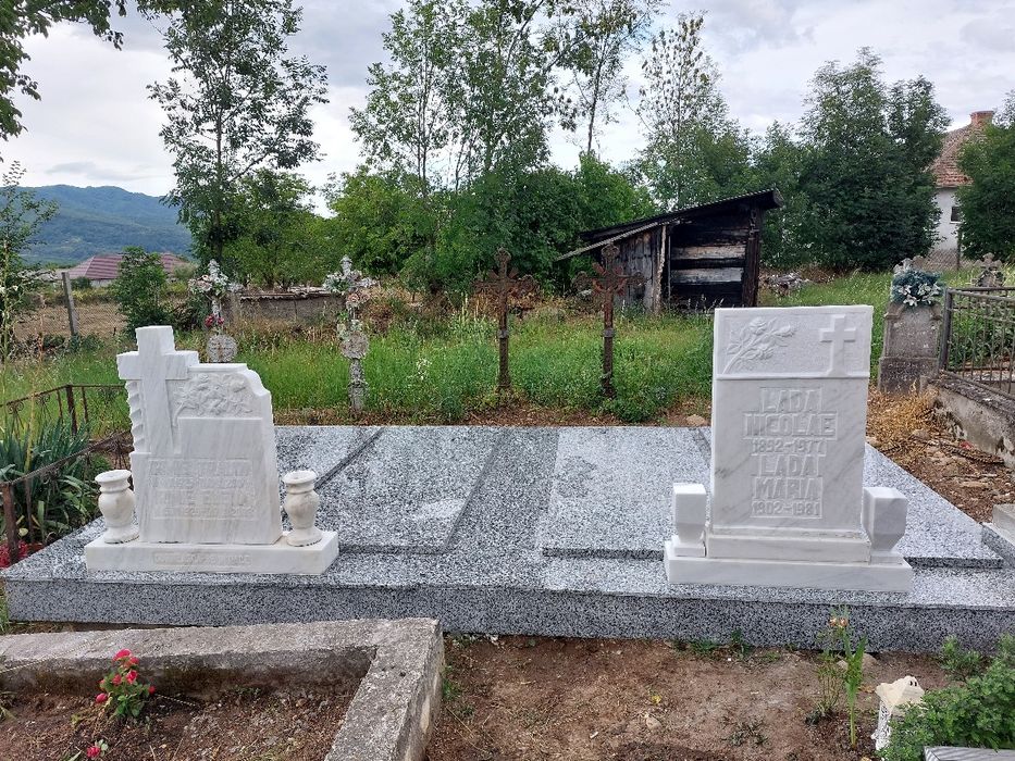 Executam placari monumente funerare