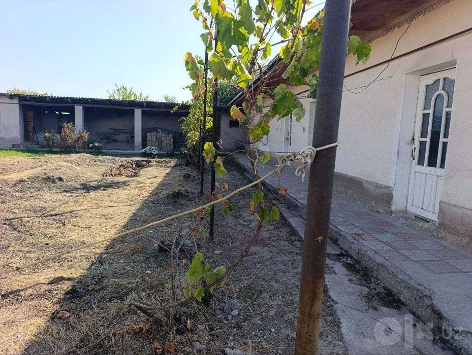 Уртасарой 8 соток 2 хона ер хисобида ховли сотилади.