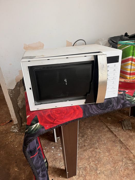 микровольновая печь работает