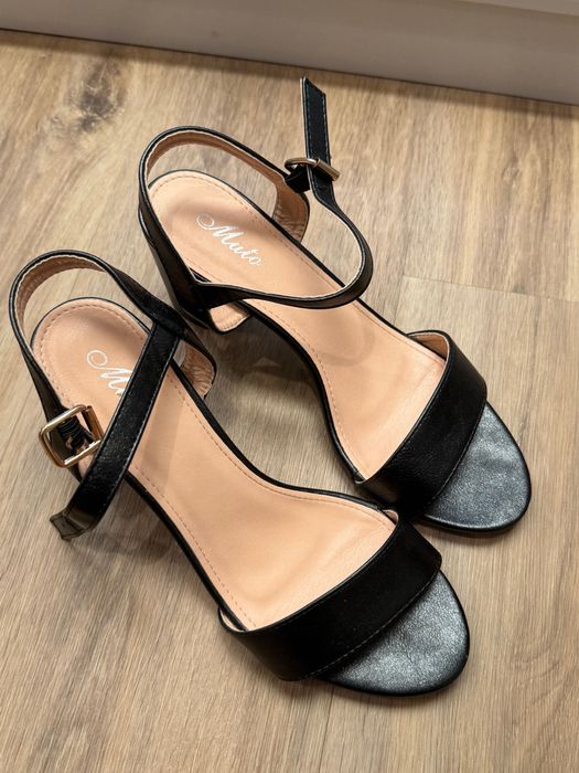 Дамски сандали с ток