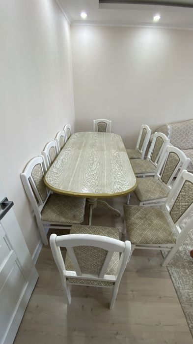 Стол со стулями для гостиной