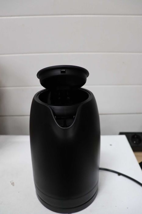 Кана Amazon Basics 1.7 л, 2200 W, без BPA с 360° основа, автоматично изключване и подвижен филтър за котлен камък, матово черно