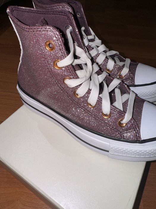 Converse roz cu sclipici
