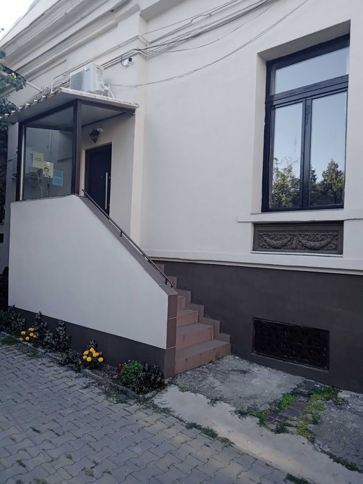 Închiriez spațiu comercial ultracentral ultramodern cu parcare