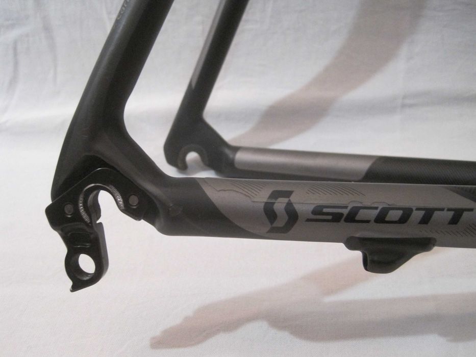 SCOTT ADDICT R1-шосейна карбонова рамка