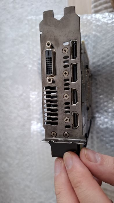 Rx580 4GB - defectă cred