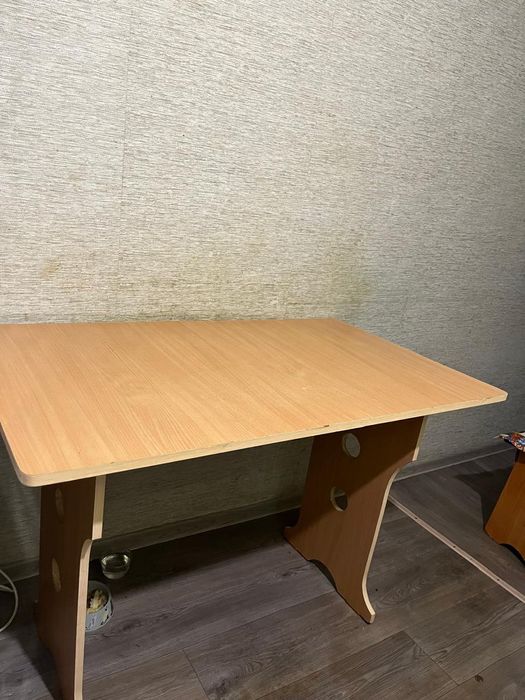 Продам стол бу хорошом достояние