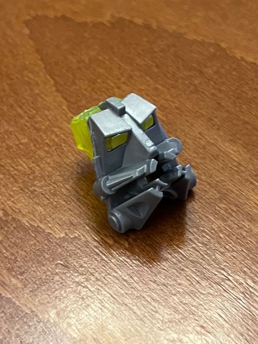 Bionicle глави и Robin фигурка