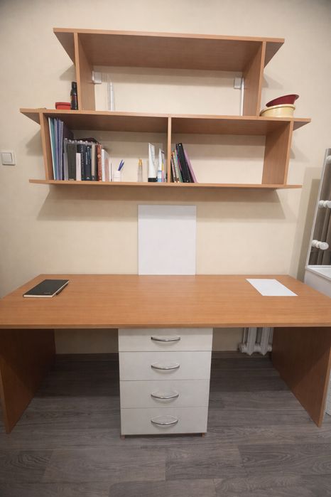 Письменный стол штрокий с полочками