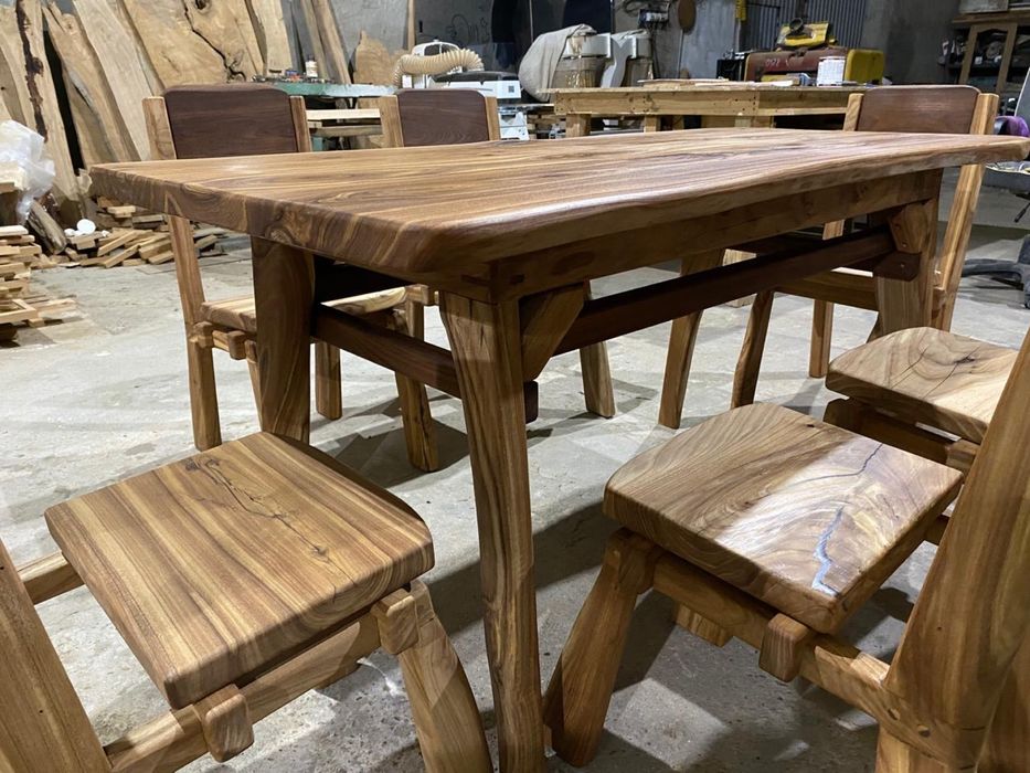 продается стол со стульями из дерево