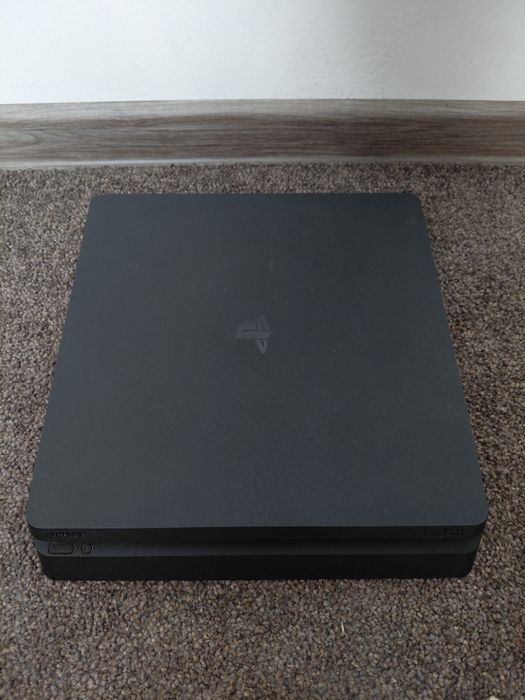 Vând ps 4 slim (pentru piese) si o maneta perfect functionabila