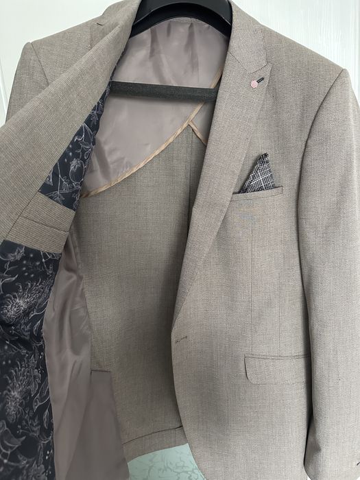 Мъжки костюм кафяво-бежов