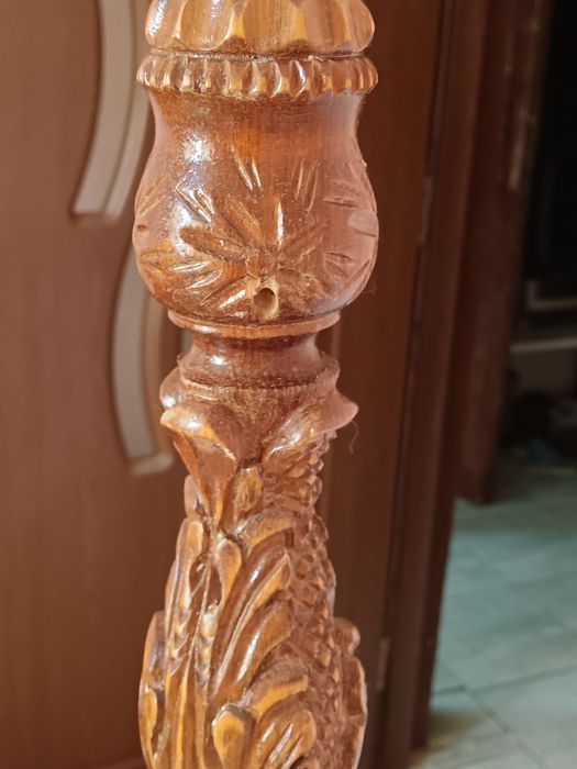 Piedestal, vechi lemn masiv