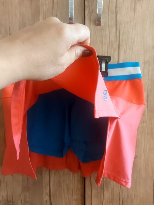 Новый женский спортивный костюм для тенисса.Размер S-M.