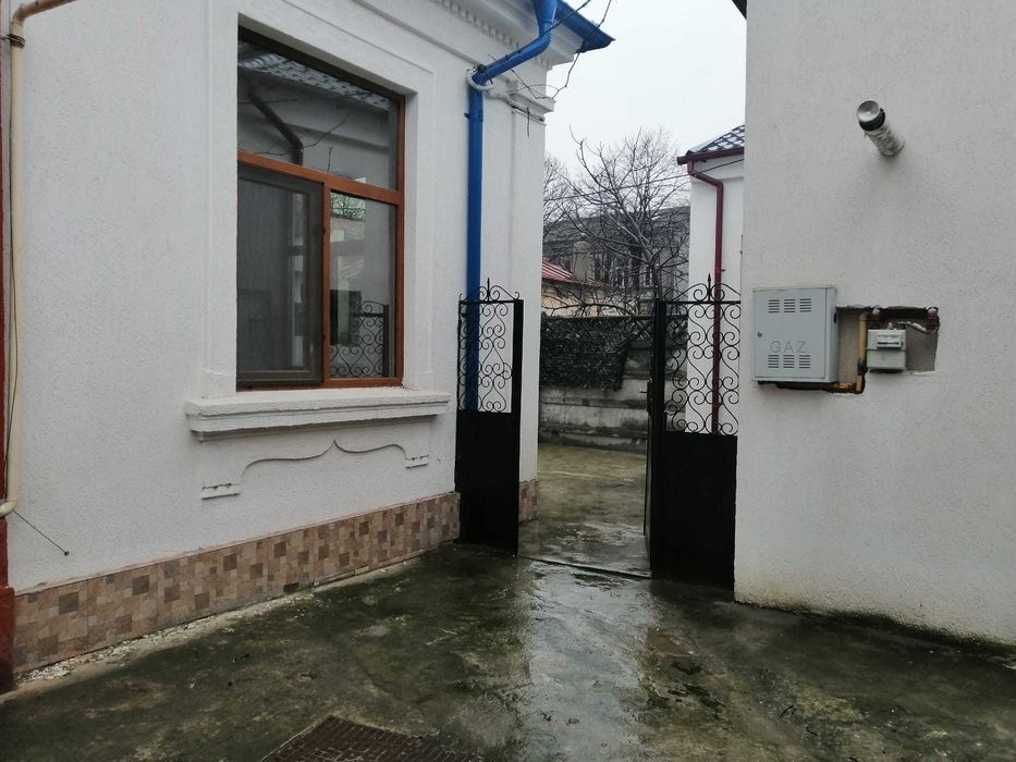 Casă de închiriat ,3 camere , nemobilată , ultracentral