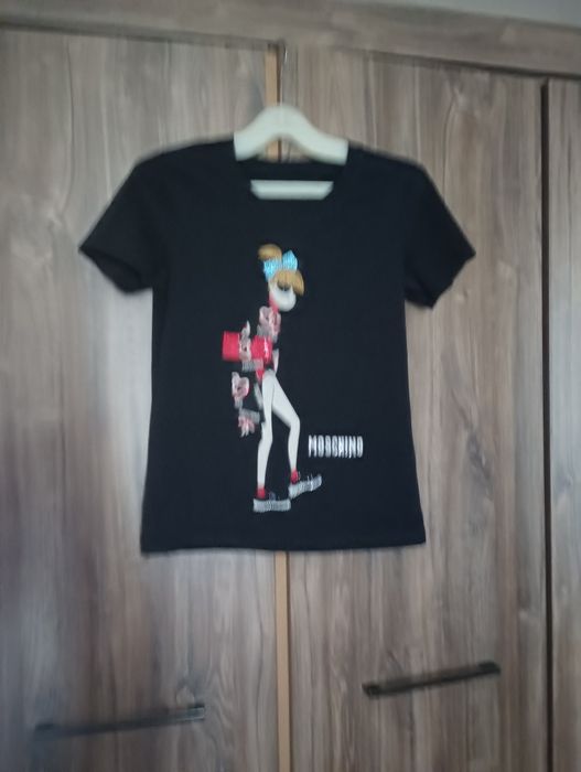 Moschino лот от тениски почти нови,разделям се с тях защото са ми малки