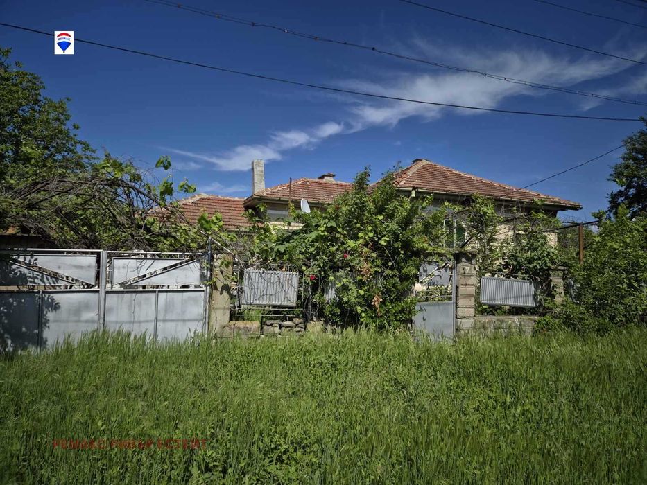 Селска къща с голям двор за продажба с. Бръшлен