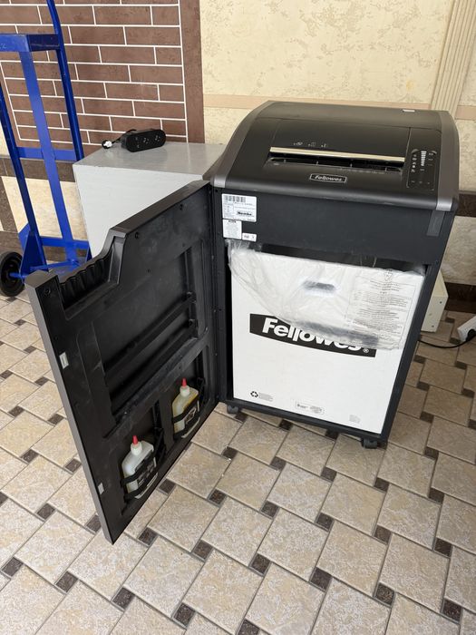 Продаётся профессиональный офисный шреддер Fellowes 425i б/у