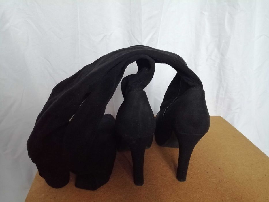 Елегантни дамски ботуши над коляното; с ток и платформа номер 40