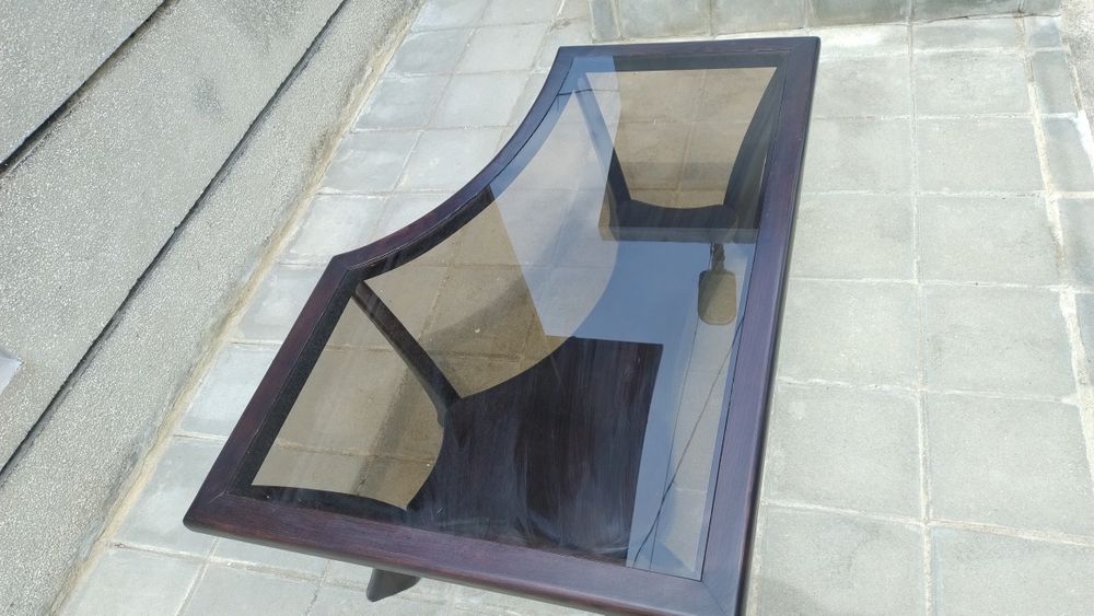 Холна маса със стъклен плот