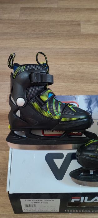 Коньки прогулочные с хоккейным лезвием.