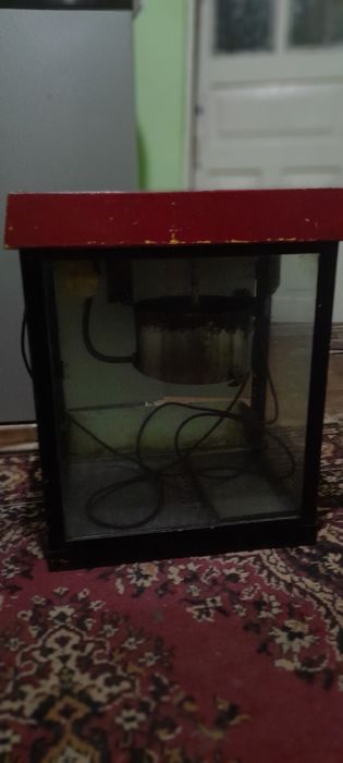 Stol. Popcorn aparat. Marozelnik pahta marojni aparat sotiladi  srochn