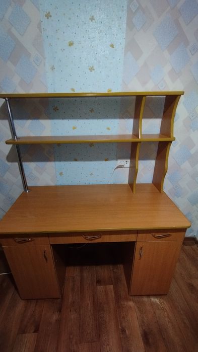 Парта, стол с полками