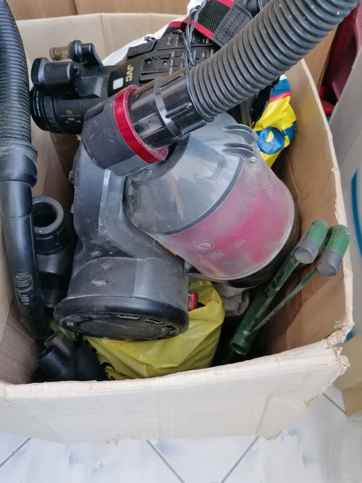 Vînd un aspirator și set cuțite bărduțe. 250 ron
