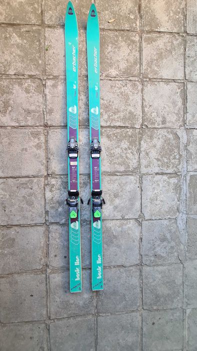 Продавам два броя употребявани ски + щеки