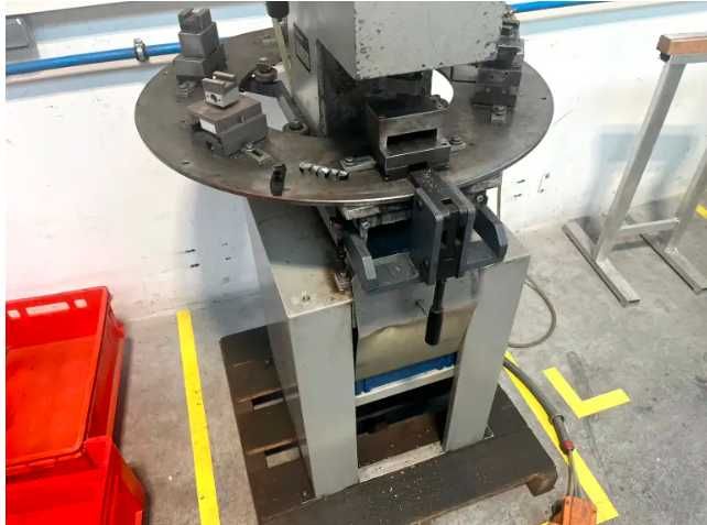 Masina pneumatica  perforat 6  sau  12 posturi, cilindru hidraulic