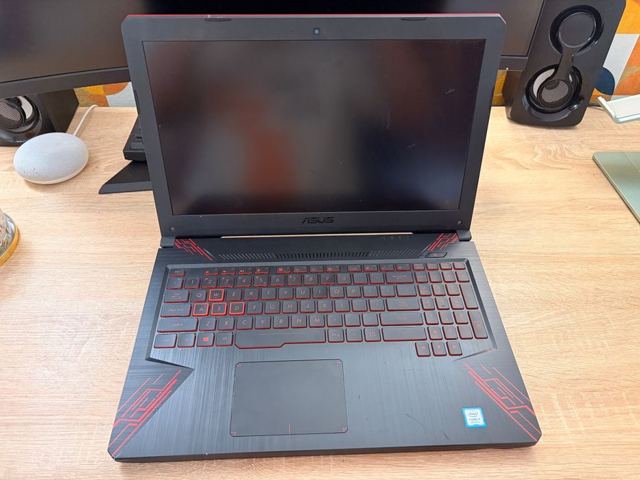 Laptop Asus FX504. Windows 11 PRO, i7-8750H, GTX 1050