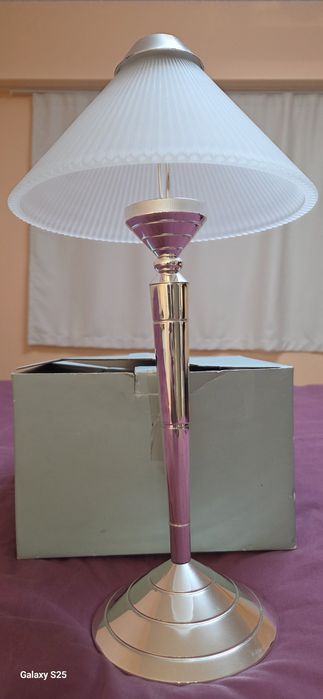 Ношна лампа работи със свещт