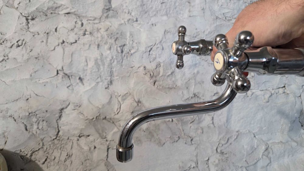 Смесител стенен за мивка