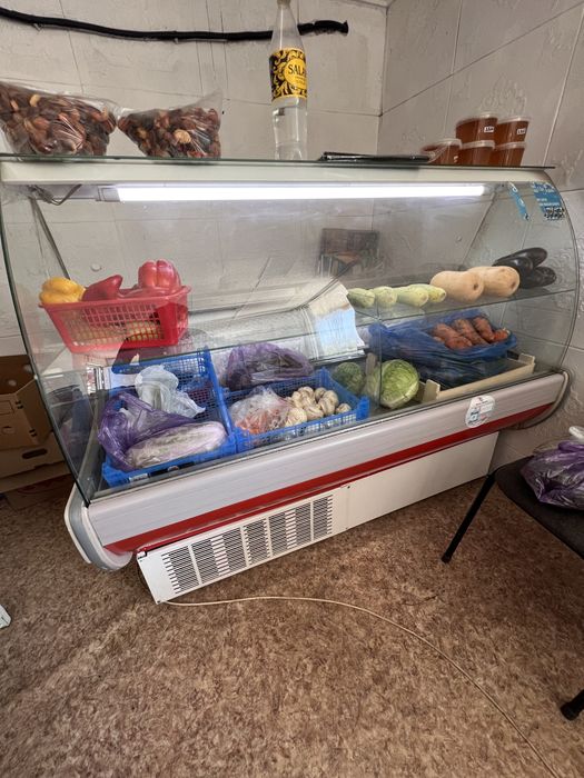 продам витринный холодильник