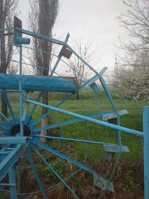 Резервуары, системы орошения, подьемные механизмы для полива.