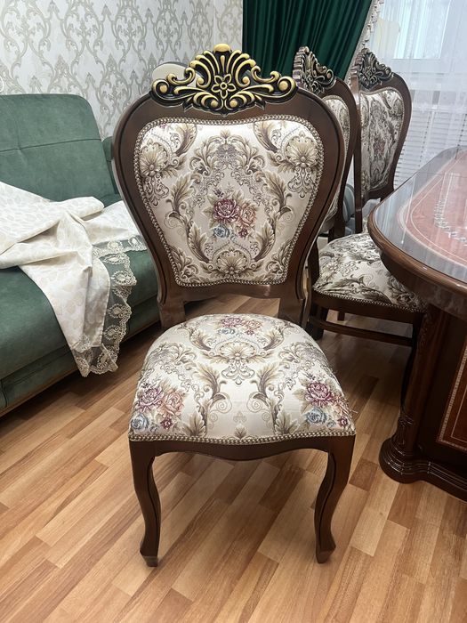 Продается стол со стульями