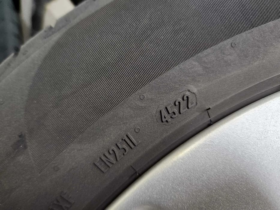 2 гуми Pirelli Powergy 101Y 225 55 17 дот 4522 6мм грайфер