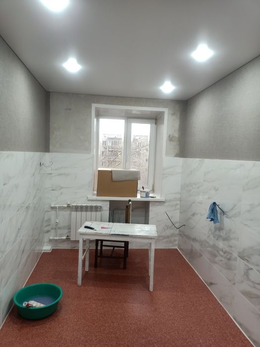 Поклейка обоев галтелей