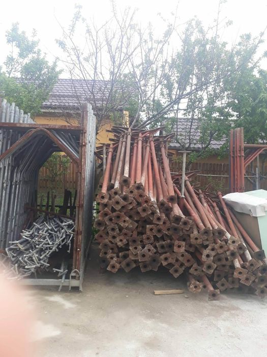 Popi metalici și schela