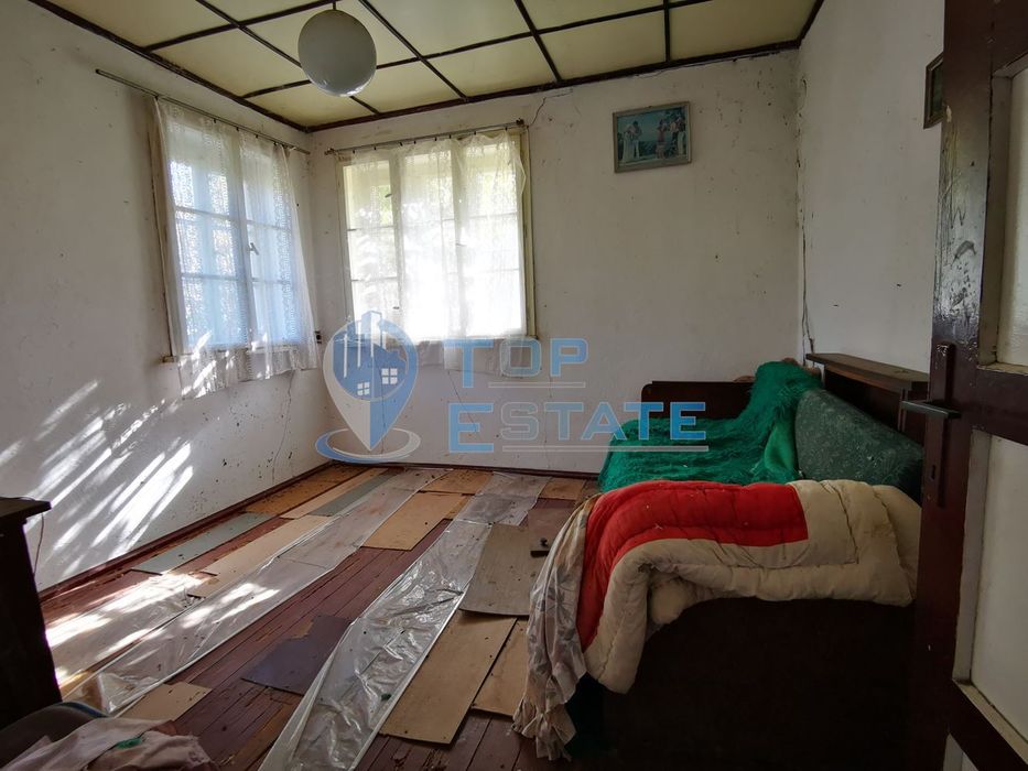 Двуетажна къща с голям двор в село Соколово, област Габрово