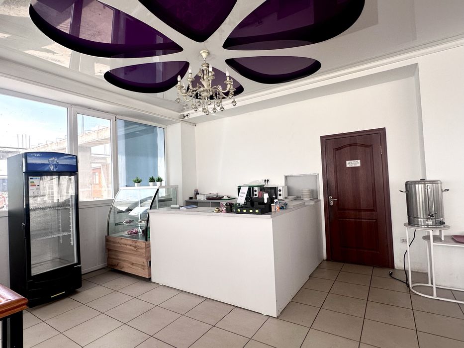 Столы и стулья, оборудование для общепита