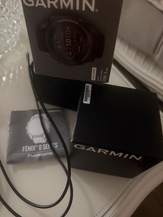Продавам смарт часовник Garmin Fenix 8