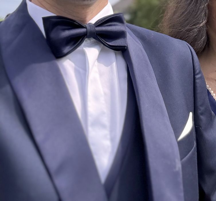 Costum ocazie mire smocking albastru marime 48 impecabil + 2 camasi albe si papion