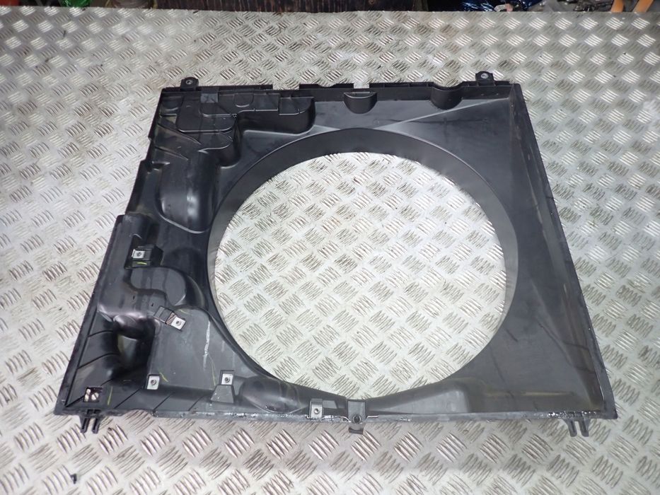 На Toyota Sequoia — Диффузор.