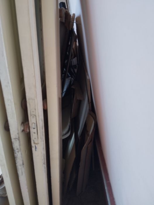 Хаммаси бирга сотилади.2та иккитавақали ЭШИК, фанера эски тахтала.Ўтин