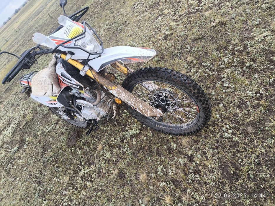 Продам мотоцикл эндуро 2025 года