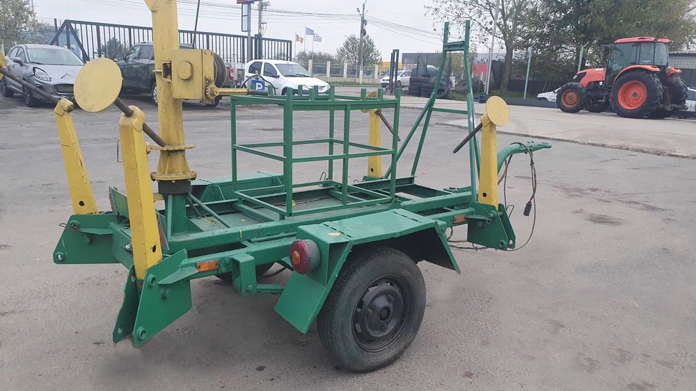 Remorca 750 kg dotata cu macara, vinci pentru ridicare, stabilizatori