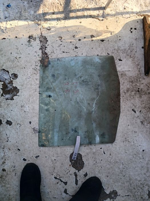 Стекло двери Фольксваген Гольф3