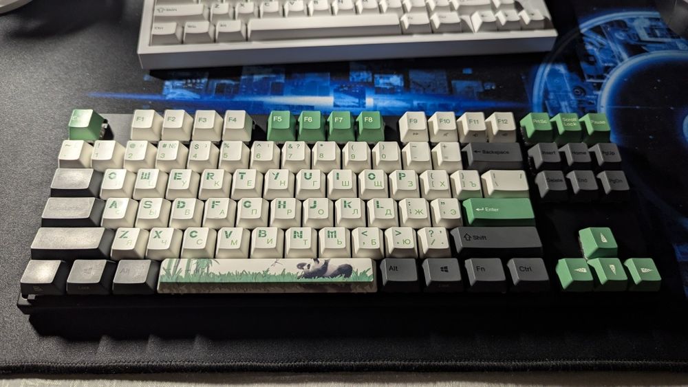 Продам премиальную механическую клавиатуру Varmilo VEM87 Panda R2